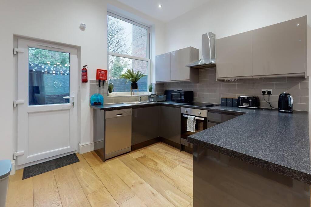 Lovely 2 Bedroom Apartment Near Highgate Station ロンドン エクステリア 写真