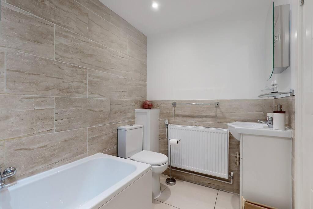 Lovely 2 Bedroom Apartment Near Highgate Station ロンドン エクステリア 写真
